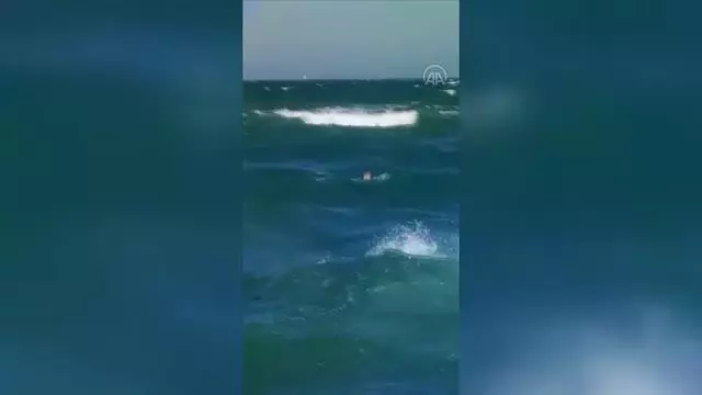 Boğulma tehlikesi geçiren 2 kişinin kurtarılma anı kamerada