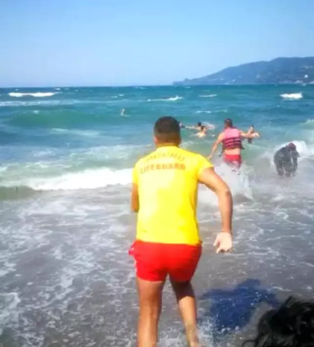 Boğulma tehlikesi geçiren 2 kişinin kurtarılma anı kamerada Boğulma tehlikesi geçiren 2 kişinin kurtarılma anı kamerada
