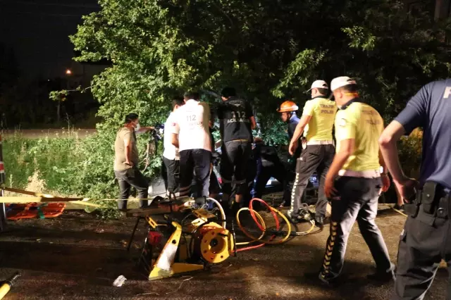 Ağaca çarpan otomobilde sıkışan sürücü itfaiye ekibince kurtarıldı