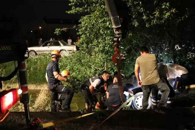 Ağaca çarpan otomobilde sıkışan sürücü itfaiye ekibince kurtarıldı