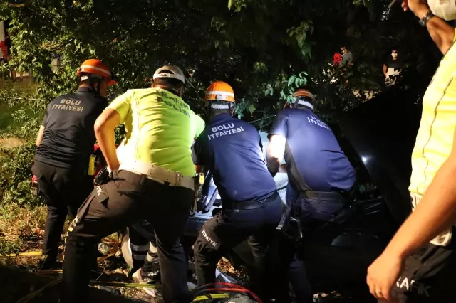 Ağaca çarpan otomobilde sıkışan sürücü itfaiye ekibince kurtarıldı