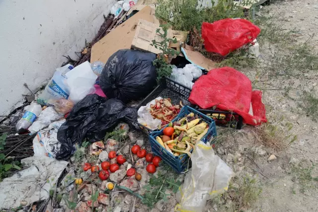 Boş arazide biriktirilen çöpler toplandı