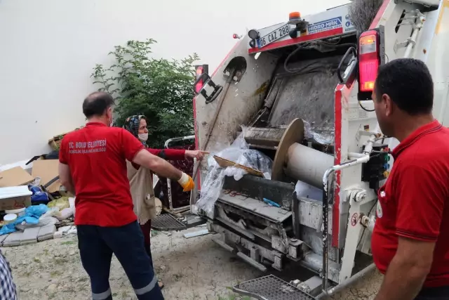 Boş arazide biriktirilen çöpler toplandı