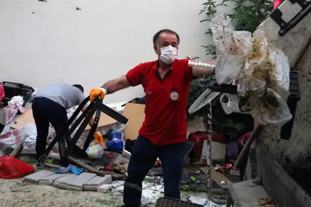 Boş arazide biriktirilen çöpler toplandı
