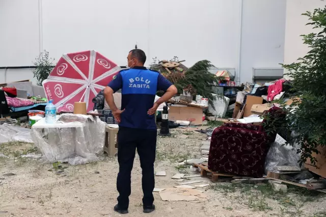 Boş arazide biriktirilen çöpler toplandı