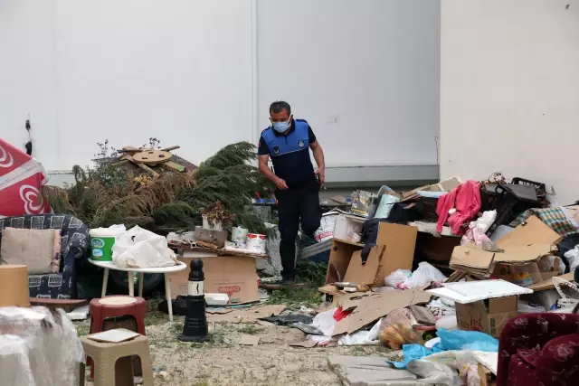 Boş arazide biriktirilen çöpler toplandı