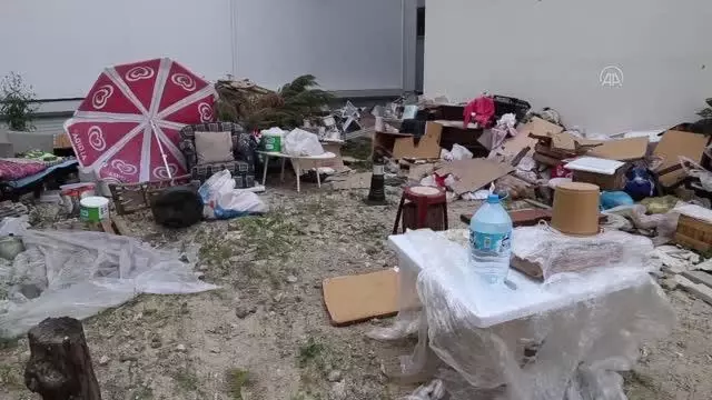 Boş arazide biriktirilen çöpler toplandı