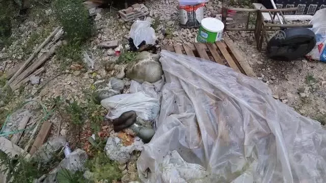 Boş arazide biriktirilen çöpler toplandı