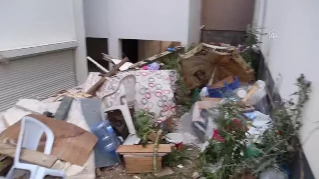 Boş arazide biriktirilen çöpler toplandı