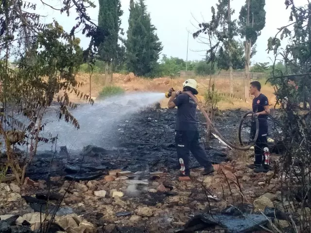 Boş arazide çıkan yangın paniğe yol açtı