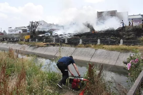 BOŞ ARAZİDE LASTİKLER YANDI, GÖKYÜZÜNÜ DUMAN KAPLADI