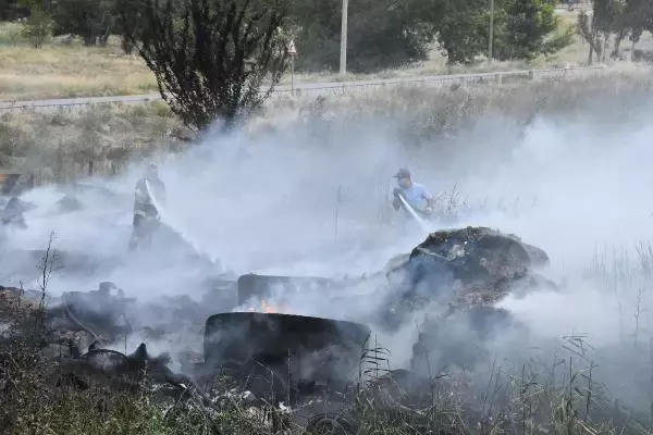BOŞ ARAZİDE LASTİKLER YANDI, GÖKYÜZÜNÜ DUMAN KAPLADI