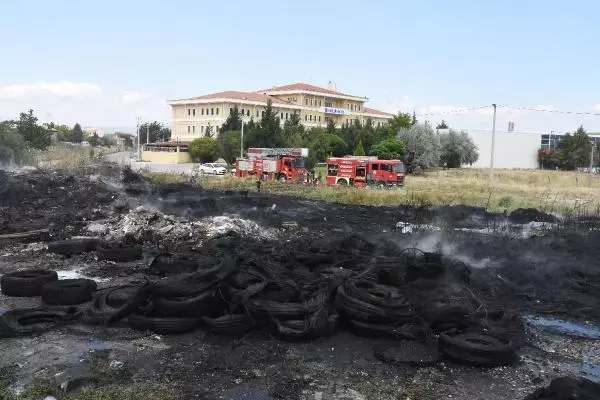 BOŞ ARAZİDE LASTİKLER YANDI, GÖKYÜZÜNÜ DUMAN KAPLADI