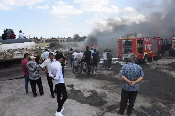 BOŞ ARAZİDE LASTİKLER YANDI, GÖKYÜZÜNÜ DUMAN KAPLADI