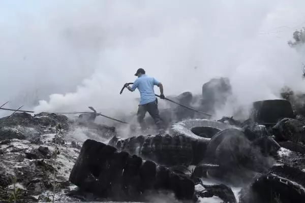 BOŞ ARAZİDE LASTİKLER YANDI, GÖKYÜZÜNÜ DUMAN KAPLADI