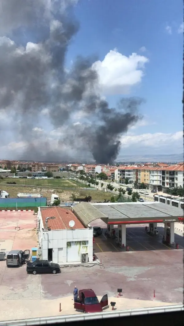 BOŞ ARAZİDE LASTİKLER YANDI, GÖKYÜZÜNÜ DUMAN KAPLADI