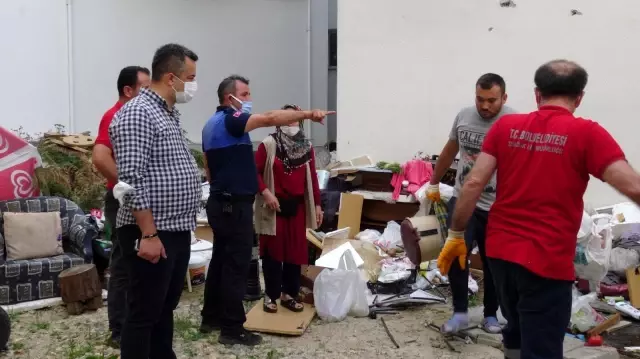 Boş araziyi çöplüğe çeviren kadın mahalleyi kokuya boğdu Boş araziyi çöplüğe çeviren kadın mahalleyi kokuya boğdu