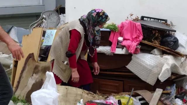 Boş araziyi çöplüğe çeviren kadın mahalleyi kokuya boğdu