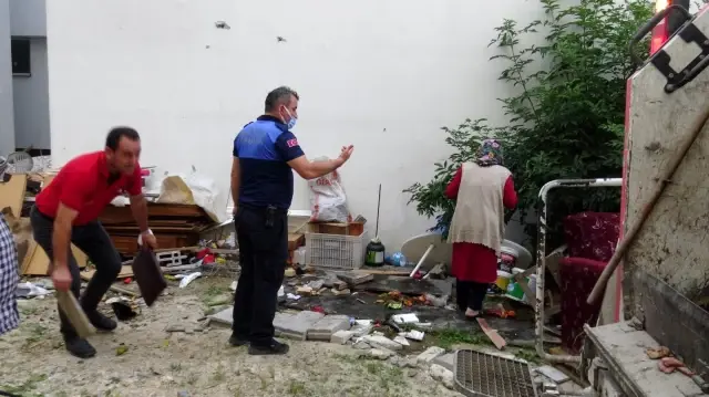 Boş araziyi çöplüğe çeviren kadın mahalleyi kokuya boğdu
