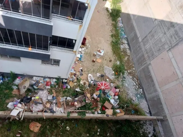 Boş araziyi çöplüğe çeviren kadın mahalleyi kokuya boğdu