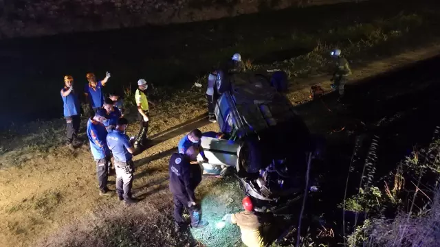 Bir araçla çarpıştıktan sonra su kanalına düşen otomobildeki 5 kişi yaralandı