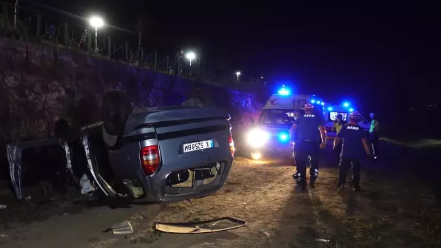 Bir araçla çarpıştıktan sonra su kanalına düşen otomobildeki 5 kişi yaralandı