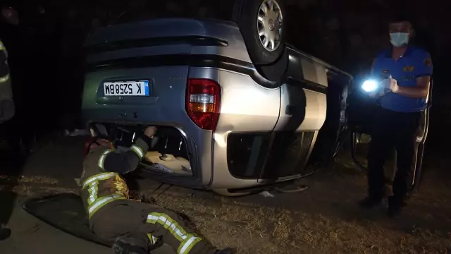 Bir araçla çarpıştıktan sonra su kanalına düşen otomobildeki 5 kişi yaralandı