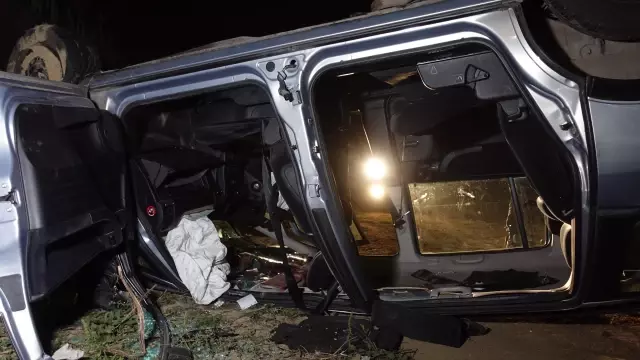 Bir araçla çarpıştıktan sonra su kanalına düşen otomobildeki 5 kişi yaralandı