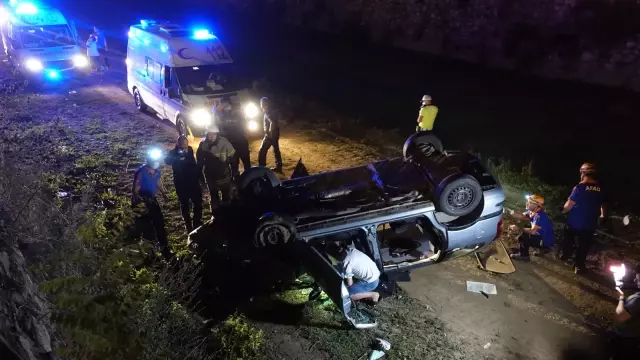 Bir araçla çarpıştıktan sonra su kanalına düşen otomobildeki 5 kişi yaralandı