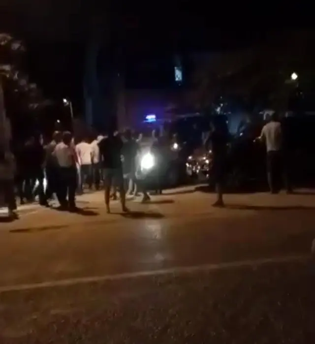 Bursa'da kavga sonrası gerginlik: Mahalleli şüphelinin saklandığı evi taşladı