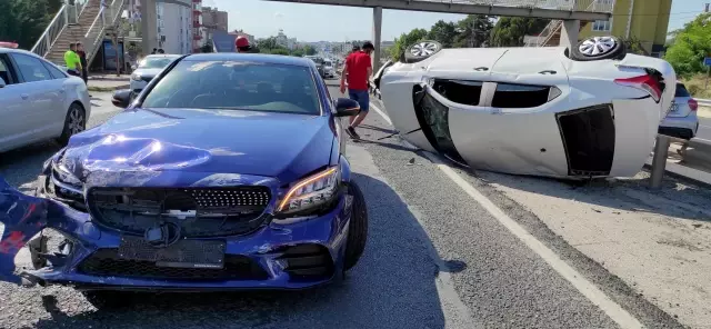Büyükçekmece'de trafik kazası: 6 yaralı Büyükçekmece'de trafik kazası: 6 yaralı