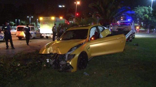 Caddebostan Sahili'nde kaza yapan sürücü lüks otomobilini bırakıp olay yerinden kaçtı Caddebostan Sahili'nde kaza yapan sürücü lüks otomobilini bırakıp olay yerinden kaçtı