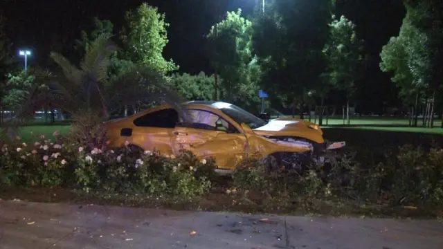 Caddebostan Sahili'nde kaza yapan sürücü lüks otomobilini bırakıp olay yerinden kaçtı Caddebostan Sahili'nde kaza yapan sürücü lüks otomobilini bırakıp olay yerinden kaçtı