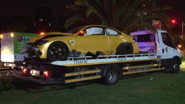 Caddebostan Sahili'nde kaza yapan sürücü lüks otomobilini bırakıp olay yerinden kaçtı Caddebostan Sahili'nde kaza yapan sürücü lüks otomobilini bırakıp olay yerinden kaçtı