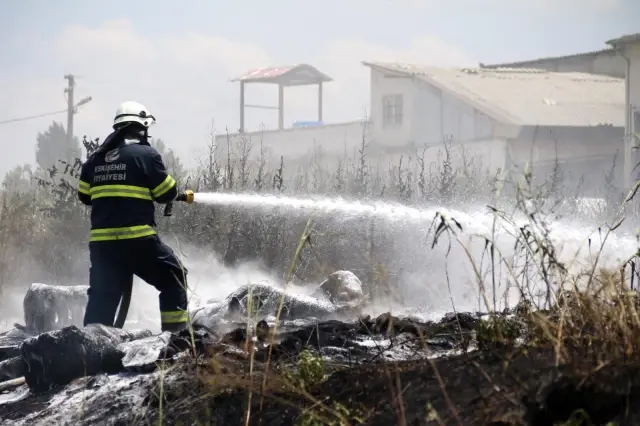 Çalılardan lastiklere sıçrayan yangın gökyüzünü dumana boğdu Çalılardan lastiklere sıçrayan yangın gökyüzünü dumana boğdu