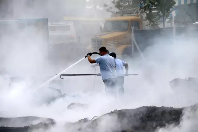 Çalılardan lastiklere sıçrayan yangın gökyüzünü dumana boğdu