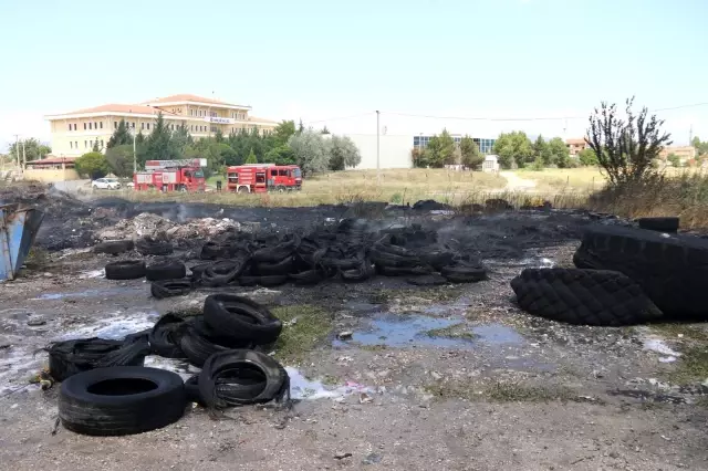 Çalılardan lastiklere sıçrayan yangın gökyüzünü dumana boğdu