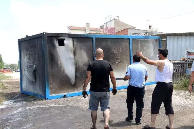 Çalılardan lastiklere sıçrayan yangın gökyüzünü dumana boğdu