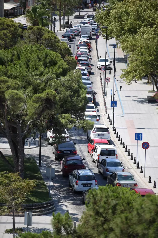 ÇANAKKALE - Feribot iskelelerinde tatilcilerin dönüş yoğunluğu erken başladı