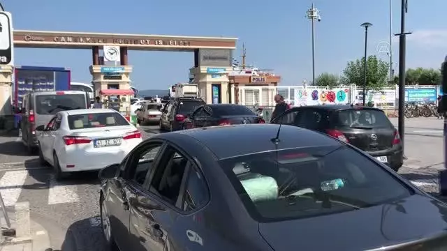ÇANAKKALE - Feribot iskelelerinde tatilcilerin dönüş yoğunluğu erken başladı ÇANAKKALE - Feribot iskelelerinde tatilcilerin dönüş yoğunluğu erken başladı