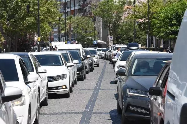 ÇANAKKALE FERİBOT İSKELESİNDE TATİLCİLERİN DÖNÜŞ YOĞUNLUĞU