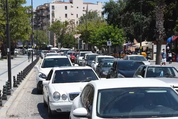 ÇANAKKALE FERİBOT İSKELESİNDE TATİLCİLERİN DÖNÜŞ YOĞUNLUĞU