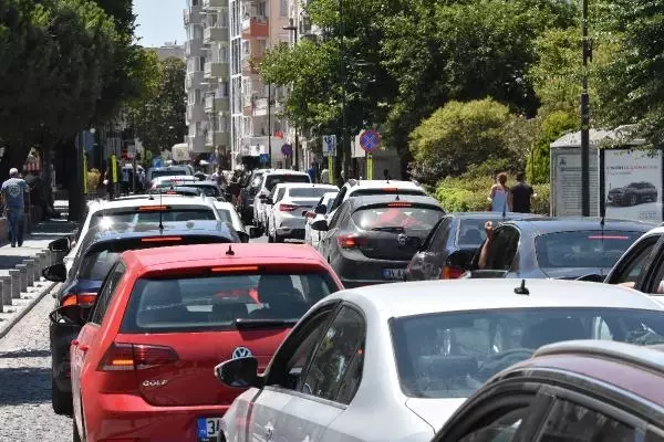 ÇANAKKALE FERİBOT İSKELESİNDE TATİLCİLERİN DÖNÜŞ YOĞUNLUĞU