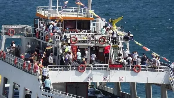 ÇANAKKALE FERİBOT İSKELESİNDE TATİLCİLERİN DÖNÜŞ YOĞUNLUĞU