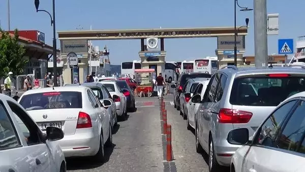 ÇANAKKALE FERİBOT İSKELESİNDE TATİLCİLERİN DÖNÜŞ YOĞUNLUĞU