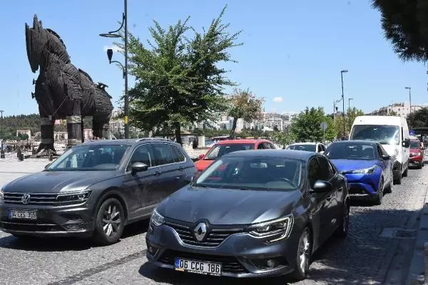 ÇANAKKALE FERİBOT İSKELESİNDE TATİLCİLERİN DÖNÜŞ YOĞUNLUĞU