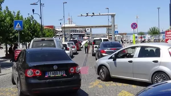 ÇANAKKALE FERİBOT İSKELESİNDE TATİLCİLERİN DÖNÜŞ YOĞUNLUĞU
