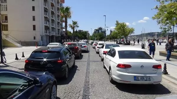ÇANAKKALE FERİBOT İSKELESİNDE TATİLCİLERİN DÖNÜŞ YOĞUNLUĞU