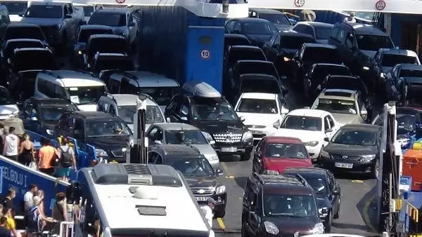 ÇANAKKALE FERİBOT İSKELESİNDE TATİLCİLERİN DÖNÜŞ YOĞUNLUĞU