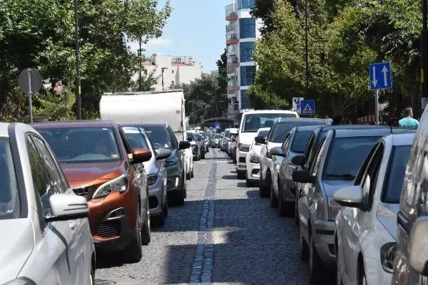 ÇANAKKALE FERİBOT İSKELESİNDE TATİLCİLERİN DÖNÜŞ YOĞUNLUĞU